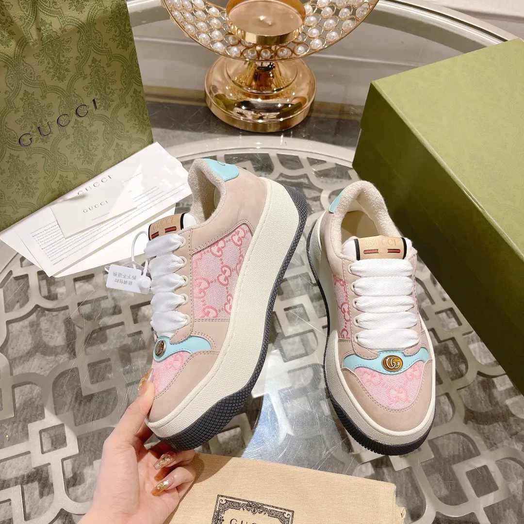 👟👟Ex-factory price 520👟👟Gucci’s latest chubby thick-soled dirty shoes~~couple casual shoes, 6cm height increasing shoes~~ 🔥Best, short boy, really good-looking♥️ The upper is made of polished cowhide stitched with classic double G fabric. The terry cloth is delicate and sweat-absorbent and breathable. The foot pad is integrated with latex injection molding. Private mold 6cm thick T👟👟Ex-factory price U two-color bottom Size: 35-40 Male 39-45/full size (45 custom-made, non-refundable) Comes with a full set of packaging
